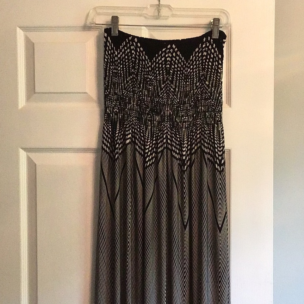Pronto black white maxi dress, fits more like a small.